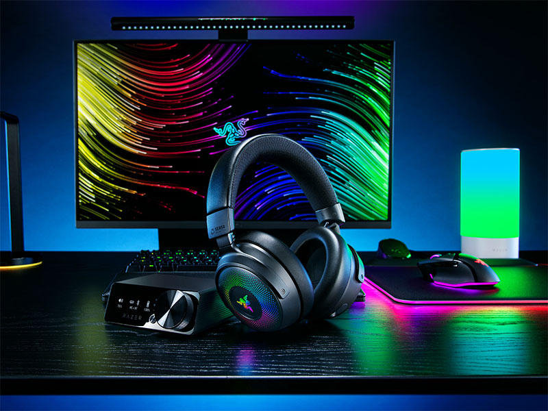 Razer Kraken V4 Pro modelo posando en la mesa